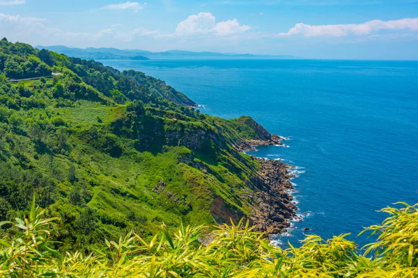 San Sebastian, İspanya yakınlarındaki engebeli kıyı şeridi.