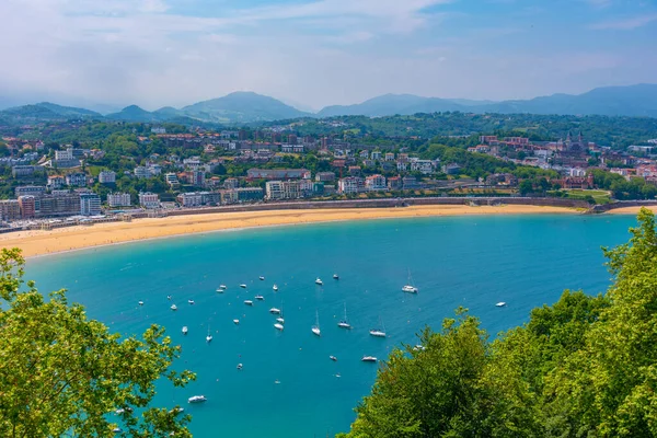 stock image Hotels behind La Concha beach in San Sebastian, Spain.