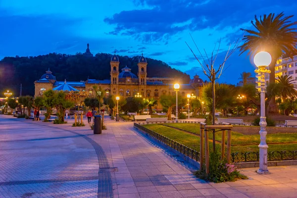 西班牙圣塞巴斯蒂安老城市政厅的夜景 — 图库照片
