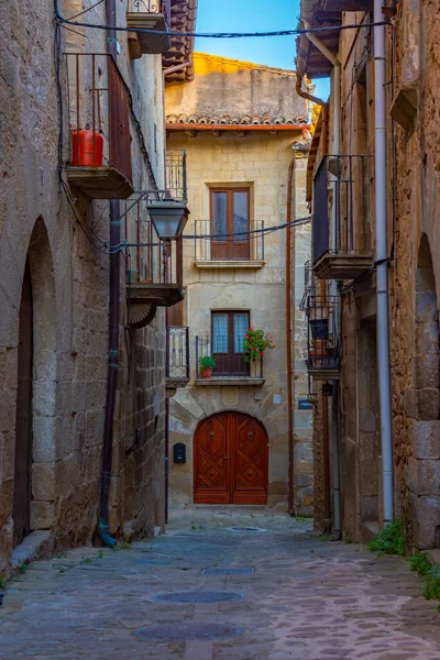 スペインの村で中世の通りの日の出ビューSos Del Rey Catolico — ストック写真