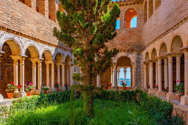 Монастырь Colegiata Santa Maria Mayor Испанской Деревне Алкезар — стоковое фото