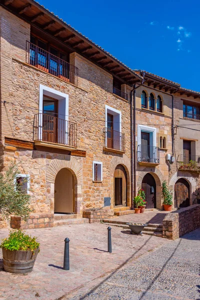 İspanyol köyü Alquezar 'da ortaçağ sokağı.