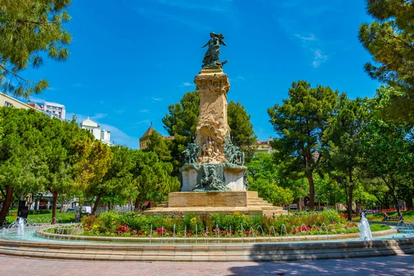İspanyol şehri Zaragoza 'daki Plaza de los Sitios Parkı.