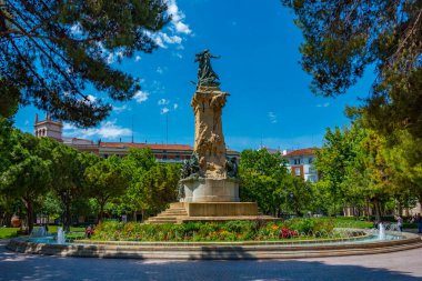 İspanyol şehri Zaragoza 'daki Plaza de los Sitios Parkı.