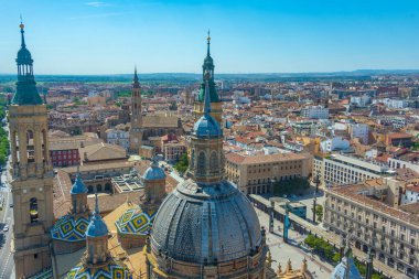 İspanya, Zaragoza 'daki Basilica de nuestra sinyora de pilar' ın hava manzarası..