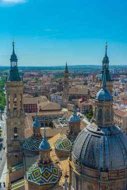İspanya, Zaragoza 'daki Basilica de nuestra sinyora de pilar' ın hava manzarası..