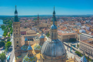 İspanya, Zaragoza 'daki Basilica de nuestra sinyora de pilar' ın hava manzarası..