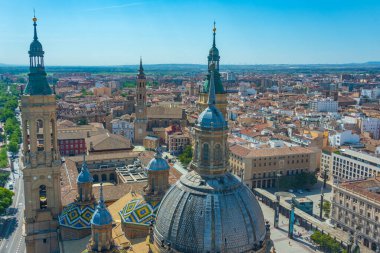 İspanya, Zaragoza 'daki Basilica de nuestra sinyora de pilar' ın hava manzarası..