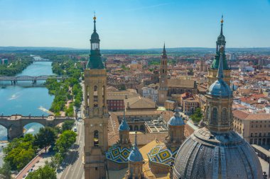 İspanya, Zaragoza 'daki Basilica de nuestra sinyora de pilar' ın hava manzarası..