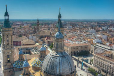 İspanya, Zaragoza 'daki Basilica de nuestra sinyora de pilar' ın hava manzarası..