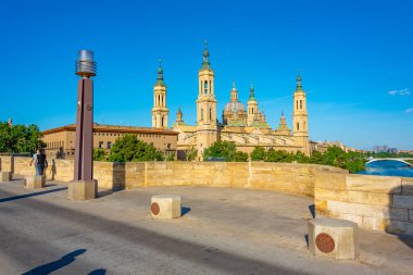 İspanya, Zaragoza 'daki Basilica de nuestra senora de pilar ve puente de piedra.