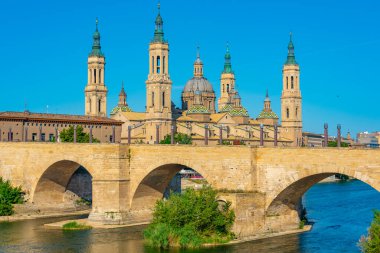 İspanya, Zaragoza 'daki Basilica de nuestra senora de pilar ve puente de piedra.