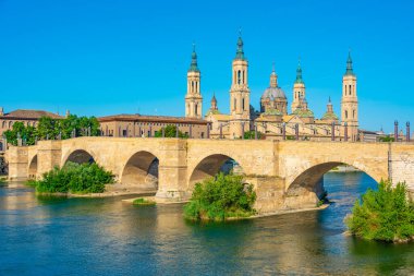 İspanya, Zaragoza 'daki Basilica de nuestra senora de pilar ve puente de piedra.