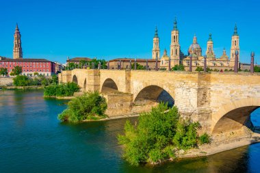 İspanya, Zaragoza 'daki Basilica de nuestra senora de pilar ve puente de piedra.