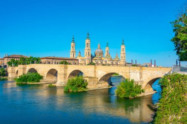 İspanya, Zaragoza 'daki Basilica de nuestra senora de pilar ve puente de piedra.