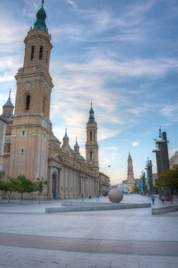 İspanya 'nın Zaragoza kentindeki Basilica de nuestra senyora de pilar' ın gün doğumu manzarası.