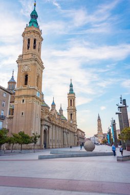 İspanya 'nın Zaragoza kentindeki Basilica de nuestra senyora de pilar' ın gün doğumu manzarası.