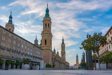 İspanya 'nın Zaragoza kentindeki Basilica de nuestra senyora de pilar' ın gün doğumu manzarası.