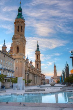 İspanya 'nın Zaragoza kentindeki Basilica de nuestra senyora de pilar' ın gün doğumu manzarası.