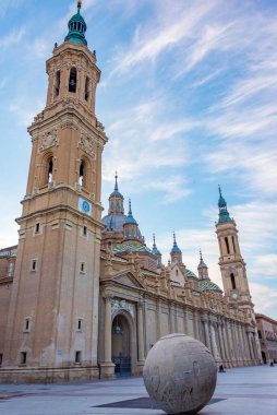 İspanya 'nın Zaragoza kentindeki Basilica de nuestra senyora de pilar' ın gün doğumu manzarası.