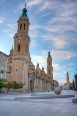 İspanya 'nın Zaragoza kentindeki Basilica de nuestra senyora de pilar' ın gün doğumu manzarası.