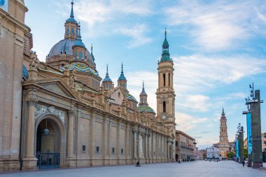 İspanya 'nın Zaragoza kentindeki Basilica de nuestra senyora de pilar' ın gün doğumu manzarası.