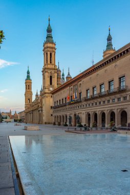İspanya 'nın Zaragoza kentindeki Basilica de nuestra senyora de pilar' ın gün doğumu manzarası.