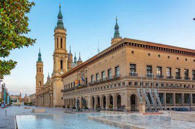 İspanya 'nın Zaragoza kentindeki Basilica de nuestra senyora de pilar' ın gün doğumu manzarası.