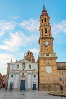 İspanya 'nın Zaragoza kentindeki Basilica de nuestra senyora de pilar' ın gün doğumu manzarası.