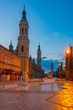 İspanya 'nın Zaragoza kentindeki Basilica de nuestra senyora de pilar' ın gün doğumu manzarası.