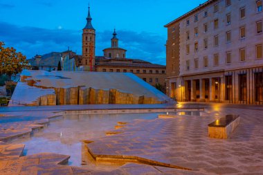 İspanya, Zaragoza 'da Fuente de la Hispanidad' ın gündoğumu manzarası.