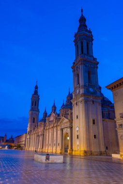 İspanya 'nın Zaragoza kentindeki Basilica de nuestra senyora de pilar' ın gün doğumu manzarası.