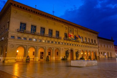 İspanya, Zaragoza 'daki belediye binasının gece manzarası.