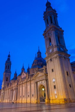 İspanya 'nın Zaragoza kentindeki Basilica de nuestra senyora de pilar' ın gün doğumu manzarası.