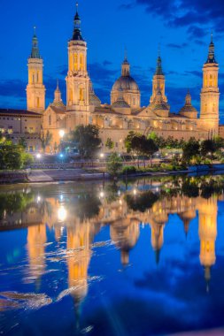 İspanya, Zaragoza 'daki Basilica de nuestra senyora de pilar' ın gece manzarası..