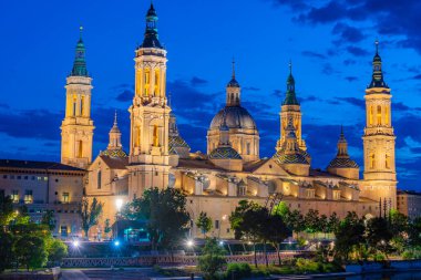 İspanya, Zaragoza 'daki Basilica de nuestra senyora de pilar' ın gece manzarası..