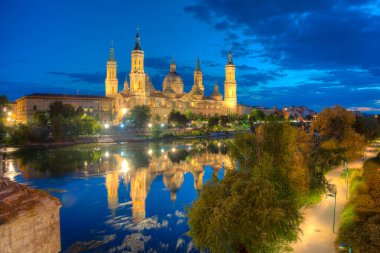 İspanya, Zaragoza 'daki Basilica de nuestra senyora de pilar' ın gece manzarası..