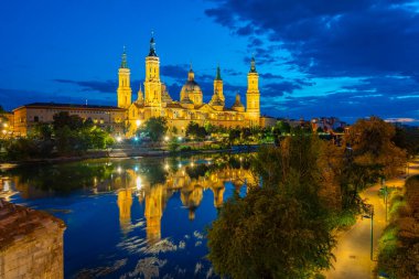 İspanya, Zaragoza 'daki Basilica de nuestra senyora de pilar' ın gece manzarası..