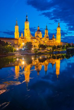 İspanya, Zaragoza 'daki Basilica de nuestra senyora de pilar' ın gece manzarası..