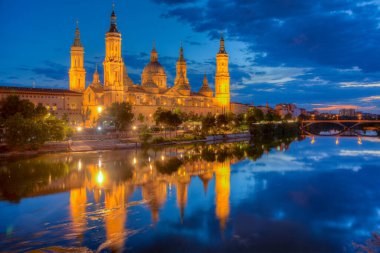İspanya, Zaragoza 'daki Basilica de nuestra senyora de pilar' ın gece manzarası..