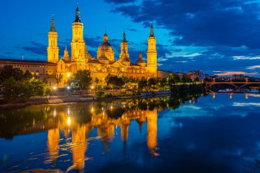 İspanya, Zaragoza 'daki Basilica de nuestra senyora de pilar' ın gece manzarası..