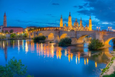 Basilica de nuestra senora de pilar, del salvador de zaragoza ve puente de piedra in Zaragoza, İspanya.