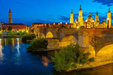 Basilica de nuestra senora de pilar, del salvador de zaragoza ve puente de piedra in Zaragoza, İspanya.