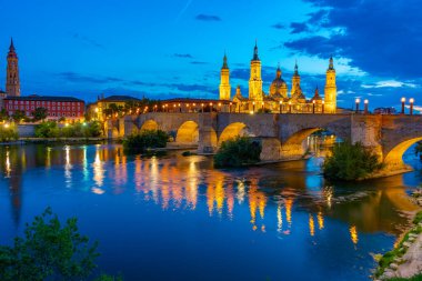 Basilica de nuestra senora de pilar, del salvador de zaragoza ve puente de piedra in Zaragoza, İspanya.