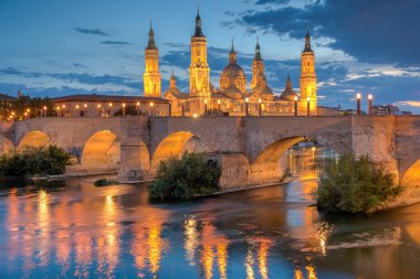 İspanya, Zaragoza 'daki Basilica de nuestra senora de pilar ve puente de piedra' nın gece manzarası..