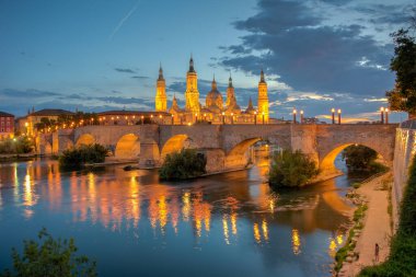 İspanya, Zaragoza 'daki Basilica de nuestra senora de pilar ve puente de piedra' nın gece manzarası..
