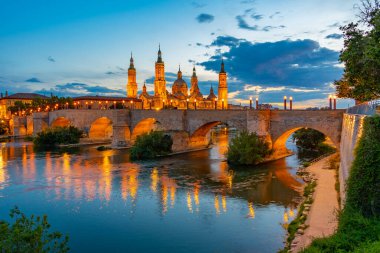 İspanya, Zaragoza 'daki Basilica de nuestra senora de pilar ve puente de piedra' nın gece manzarası..