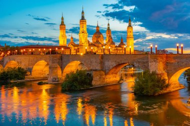 İspanya, Zaragoza 'daki Basilica de nuestra senora de pilar ve puente de piedra' nın gece manzarası..