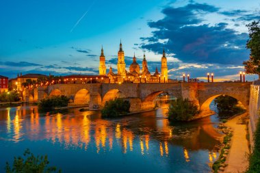 İspanya, Zaragoza 'daki Basilica de nuestra senora de pilar ve puente de piedra' nın gece manzarası..