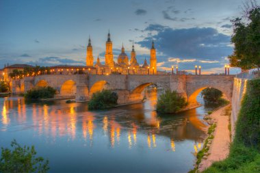 İspanya, Zaragoza 'daki Basilica de nuestra senora de pilar ve puente de piedra' nın gece manzarası..